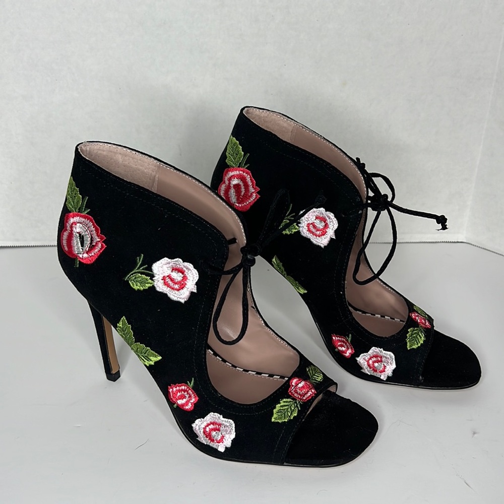 Size 9 Betsy Johnson Floral Embroidered Open Toe Sandle Heels